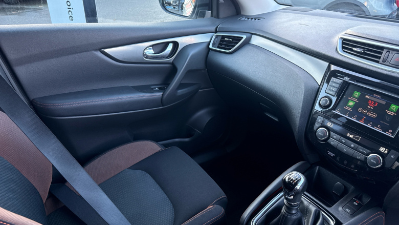 Nissan Qashqai 1.3 DiG-T N-Motion 5dr Petrol Hatchback